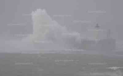 Extremwetteraufnahmen Orkan Ciaran: LKW fallen im Orkan reihenweise um - Autobahn voll gesperrt, meterhohe Wellen krachen gegen Leuchtturm, Strände und Promenaden von Polizei gesperrt, meterhohe Wellen krachen gegen Strand und Felsen: Einmalige Orkanaufnahmen, wie man sie eigentlich nur aus Großbritannien und Island kennt