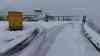 Wintereinbruch Alpen - Tauernautobahn mit Schnee bedeckt: Rückseite von Orkantief Ciaran verursacht Schneefälle bis auf 700 Metern herab, A 10 weiß, Urlauber überrascht: „Jetzt habe ich hier Schnee entdeckt, jetzt ist Weihnachten - im November": Drohnenaufnahmen vom Winterland, Schneefallgrenze liegt in Tirol bei 700 Metern - Pässe nur mit Winterausrüstung befahrbar