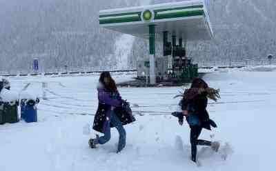 Wintereinbruch Alpen - Tauernautobahn mit Schnee bedeckt: Rückseite von Orkantief Ciaran verursacht Schneefälle bis auf 700 Metern herab, A 10 weiß, Urlauber überrascht: „Jetzt habe ich hier Schnee entdeckt, jetzt ist Weihnachten - im November