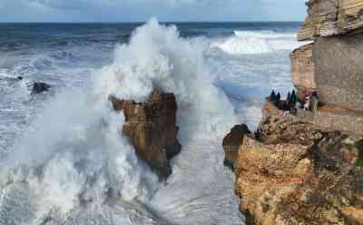 Monster-Wellen in Portugal: Tausende Menschen bei Naturspektakel warten auf Rekordwellen – 25 Meter Riesenwellen in Nazaré - Beste Big-Wave-Surfer der Welt vor Ort – Orkan Domingos sorgt für extreme Wetterbedingungen: Orkantiefs über dem Atlantik sorgen in Portugal für Monster-Wellen - Extrem-Surfer erhofften sich neue Rekordwellen