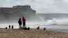 Monster-Wellen in Portugal: Tausende Menschen bei Naturspektakel warten auf Rekordwellen – 25 Meter Riesenwellen in Nazaré - Beste Big-Wave-Surfer der Welt vor Ort – Orkan Domingos sorgt für extreme Wetterbedingungen: Orkantiefs über dem Atlantik sorgen in Portugal für Monster-Wellen - Extrem-Surfer erhofften sich neue Rekordwellen