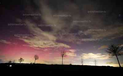 Polarlichter am Nachthimmel über Deutschland: gut ausgeprägte Aurora Borealis über ganz Deutschland, Kameramann fängt Polarlichter im Timelaps-Verfahren ein: Nachthimmel leuchtet rot - dazu strahlt ein sternenklarer Himmel