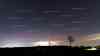 Polarlichter am Nachthimmel über Deutschland: gut ausgeprägte Aurora Borealis über ganz Deutschland, Kameramann fängt Polarlichter im Timelaps-Verfahren ein: Nachthimmel leuchtet rot - dazu strahlt ein sternenklarer Himmel