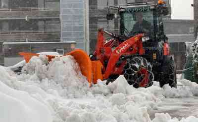 (UP) Erster starker Wintereinbruch im Schwarzwald: Heftiges Schneetreiben ON TAPE – Straßen versinken unter 20 cm Neuschnee, Räumdienste erstmals im Einsatz, Frühjogger ohne Klamotten im Schnee unterwegs, Schwarzwald tief-winterlich: Kinder fahren Schlitten und bauen Schneemänner - Drohnenaufnahmen von Winter-Wonderland im Schwarzwald - Menschen freuen sich auf den ersten richtigen Schnee