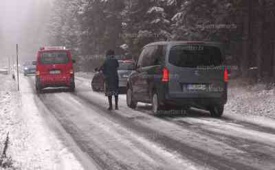 Wintereinbruch - PKW bleiben liegen, Feuerwehr im Einsatz: starker Schneesturm, Fahrzeuge bleiben mit Sommerreifen an Steigungen liegen, dichter Schneefall im Erzgebirge: Starkschneefall live on tape, Autos mit Schnee bedeckt, Radfahrer schlittern im dichten Schneetreiben, dicke Mütze selbst für die ganz Kleinen: Geburtstagsgeschenk für Urlauber: „„Ein richtiges Geburtstagsgeschenk für mich, ich hatte nämlich gestern Geburtstag.“