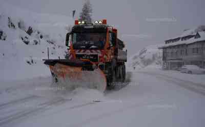 Wintereinbruch in den Alpen: viel Neuschnee am Arlberg, dichtes Schneetreiben, Alpen warten schon auf Schnee, erste Wintersportler unterwegs, Schneeballschlacht und Voxpops von Urlaubern: 30 cm Neuschnee und bis zu 70 cm Neuschnee auf den Gipfeln