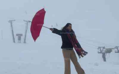 Unwetterwarnung: Hochwasser droht im Südwesten – Schneeschmelze und Dauerregen, heftiger Regen verwandelt Winter-Wonderland ist eine Matsch-Landschaft, O-TON Urlauberin „Der Regen ist schrecklich“, Flüsse drohen über Ufer zu treten: Turbulentes Schmuddelwetter: DWD warnt vor Hochwasser und Erdrutschen