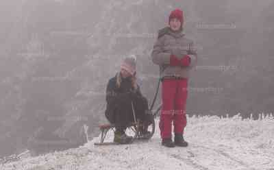 Wintereinbruch, Schnee und Eis im Erzgebirge: - 5 °C und winterliche Eindrücke, dicker Raureif, Kinder auf Schlitten, zahlreiche Voxpops von Touristen, der Winter gibt Vollgas: Annaberger Weihnachtsmarkt schon jetzt mit dünner Schneedecke überzogen, Eiskratzer gehört mittlerweile zur Grundausstattung