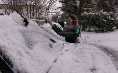 Wintereinbruch im Erzgebirge - Schneesturm, Schneeverwehungen: Anwohner mit Schneefräsen im Einsatz, Autos müssen von 20 cm Schnee befreit werden, Starkschneefall in der Nacht, O-Töne Anwohner: „Das Wetter war ganz schön heftig. Es hat heftig geschneit, viel Wind. Richtig schönes erzgebirgisches Winterwetter. Heute früh haben die Augen der Kinder gestrahlt.“