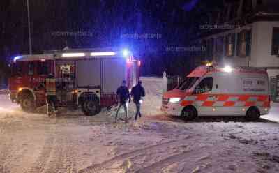 Schneechaos im Taunus: Feuerwehr muss Rettungsdienst befreien, Feuerwehrauto zieht RTW Berg hinauf, Schneesturm während Rettungsaktion, Schneebruch wird zum großen Problem, unzählige Autos bleiben liegen: Mehr als 20 Zentimeter Neuschnee im Taunus, viele Bundesstraßen dicht, Interview Feuerweh „Retter helfen Retter“