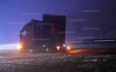 (UP) Schneefälle bis ganz runter: LKW kracht in Graben, dichter Schneefall und schneebedeckte Rastplätze erschweren Autofahrern die Fahrt, geringe Sichtweiten auf Grund von Schneefall: LKW Fahrer müssen auf Verbindungsstraße zwischen Luisenthal und Oberhof Zwangsübernachten