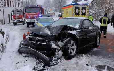 Schneetief Oliver erreicht Sachsen und sorgt für Unfälle: Lada kracht in LKW / Suzuki und BMW kollidieren bei Schneematsch frontal, Vollsperrung - Stau, drei Verletzte Insassen werden ins Krankenhaus eingeliefert: Weiterhin Schneetreiben, Minusgrade - Schneetiefer Oliver verzieht sich so langsam in Richtung Balkan