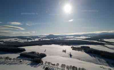 Wintermärchen anstatt Schneechaos: Durchatmen nach tagelangen Schneechaos, traumhaftes Wintermärchen bei Sonnenschein und tierverschneiter Landschaft: Drohnenaufnahmen bei Annaberg-Buchholz zeigen die schönen Seiten des Winters