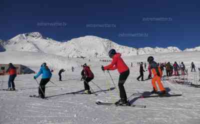 Wintertraum Alpen: Ansturm auf Skigebiete in den Alpen: Kaiserwetter lockt hunderte Skifahrer ins Stubaital, Gigantische Drohnenbilder über tiefverschneite Alpenberge, VOXPOPS von Urlaubern: Erster Ansturm auf Skigebiet: Frühwinter ein Segen für viele Wintrersportorte in den Alpen, fast 2 Meter Schnee in einigen Regionen, hohe Lawinengefahr