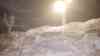 Schneemassen - Schneefräse muss Bundesstraße freifräsen: DWD Mitarbeiter unter Schwerstarbeit - Schneefräse schafft Schneemassen kaum, 2 Meter hohe Verkehrsschilder fast komplett vom Schnee begraben: B 95 in Oberwiesenthal wird breiter gefräst, Winterdienst bereitet sich auf neue Schneefälle vor, Schneesturm und Verwehungen am Abend
