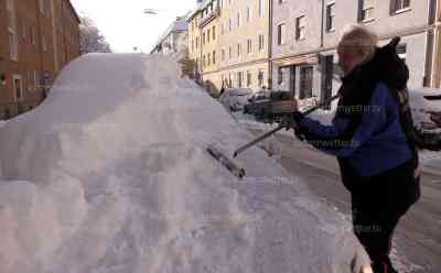 Schneechaos in München auch am Sonntag: Lebensgefahr in der Innenstadt! Schneebruch auf Grund Kaiserwetter, immer mehr Äste fallen auf Gehwege und Autos, ganze Autos vom Schnee weiterhin begraben, Chaos am Hauptbahnhof, hunderte Menschen sitzen weiterhin fest, erster ICE angekommen: Anwohner: „Ganzen Tag hat es geschneit. Ca. halber Meter. Keine Tram, kein Taxi. Ich habe ein Fußmarsch gehabt von 1,5 h / 5 km“