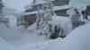 (Schneemassen, extrem) 3 Meter Neuschnee, Tausende Touristen sitzen fest: Extreme Neuschneefälle schneiden Skigebiete von der Außenwelt ab, Lifte stellen ihren Betrieb wegen zu viel Schnee ein: höchste Lawinenstufe in Italien und der Schweiz, 5000 Touristen sitzen fest, Kindergärten und Schulen geschlossen, teils über 4 Meter Schnee