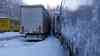 Schneechaos - dutzende LKW sitzen fest: LKW stehen an A 8 auf Standstreifen hintereinander, einige sind in die Leitplanke gerutscht, LKW Fahrer schippen ihre LKW frei oder entfernen Schnee vom Dach: Viele LKW Fahrer können auch heute Abend nicht starten, Rastplätze regelrecht verstopft