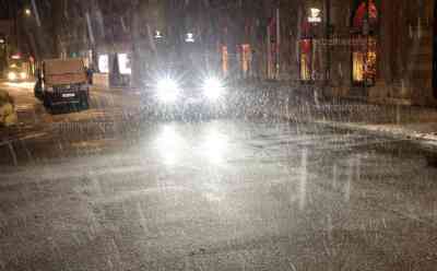 Eisregen in Bayern: gefährliche Eisregenlage trifft Bayern, kräftiger Eisregen setzt gegen Mitternacht in Würzburg ein, vor allem Franken betroffen, Gehwege spiegelglatt, Radfahrer schiebt lieber sein Rad: Eisregenfront überquert in den Nachtstunden Bayern, enorme Glätte erwartet