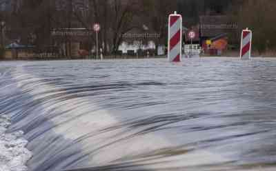 Hochwasseralarm in Franken - Land unter an der Steinach: Wasser reißt Asphalt auf und überflutet Grundstücke, Steinach mit Meldestufe 3, Straßen über 1 Meter unter Wasser - weiter steigend: Wasser drückt durch Wände in Richtung Heizungsraum, viele Straßen gesperrt, Anwohnerin: „So etwas hatten wir noch nie“