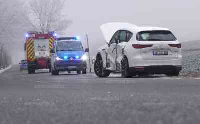 Massives Glatteis - zahlreiche Unfälle: Polizei stoppt Autofahrer (on tape), viele Autofahrer ohne Abblendlicht unterwegs: „Haben sie 60 Euro dabei“, auf Grund Glatteis drei verletzte bei Verkehrsunfall: Staatsstraße spiegelglatt, Feuerwehr im Einsatz, dichter Nebel - Polizei mahnt Autofahrer live on tape an