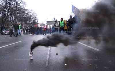 Großdemo in Berlin: Rauchbomben und Feuerwerk, tausende Menschen protestieren am Brandenburger Tor, Polizei im Großeinsatz, Polizei schützt Reichstag und sperrt Straßen ab: Rauchbomben und Feuerwerk in Mitten der Abreise gezündet, aufgeheizte Stimmung nach Absage weiterer Vergünstigungen