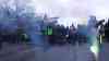 Großdemo in Berlin: Rauchbomben und Feuerwerk, tausende Menschen protestieren am Brandenburger Tor, Polizei im Großeinsatz, Polizei schützt Reichstag und sperrt Straßen ab: Rauchbomben und Feuerwerk in Mitten der Abreise gezündet, aufgeheizte Stimmung nach Absage weiterer Vergünstigungen