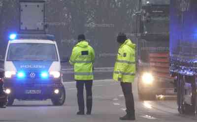 Eisregen-Chaos auf der Autobahn: Spiegelglatte A61 - Mehrere Unfälle - Polizei regelt Verkehr - Eispanzer auf Autobahn und Verkehrsschilder: Extrem gefährliche Verkehrssituation auf den Autobahnen augrund Eisregen