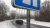 Eisregen-Chaos auf der Autobahn: Spiegelglatte A61 - Mehrere Unfälle - Polizei regelt Verkehr - Eispanzer auf Autobahn und Verkehrsschilder: Extrem gefährliche Verkehrssituation auf den Autobahnen augrund Eisregen