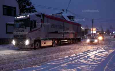 Schneechaos in Rheinland-Pfalz: LKW steht quer, Traktor Fahrer zieht LKW Steigung hinauf, intensiver Starkschneefall, A 3 spiegelglatt, Anwohnerin: „Heute ist es richtig schlimm gewesen. Wir haben 20 cm Neuschnee, ich habe schon Blasen an den Händen“: Traktor Fahrer zögert nicht und zieht LKW hinauf, O-Töne von Traktor Fahrer, LKW Fahrer und Anwohnerin