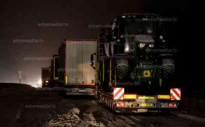 (UP)Schneechaos - Verkehrskollaps auf A 5 in Hessen: Hunderte Autofahrer müssen auf Autobahn übernachten, LKW verstopfen A 5 vor Baustelle, selbst Winterdienst steckt im Stau fest: Über 50 Kilometer Stau auf Grund des Schneechaos, fehlende Rettungsgasse erschwert durchkommen von Fahrzeugen