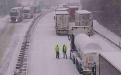 Schneechaos - Tausende LKW und PKW stecken mehr als 16 Stunden in Hessen fest:  Nebenstrecken ebenfalls dicht, Bus droht in Graben zu rutschen, Streugutkiste als Retter für Busfahrer, PKW und LKW sitzen auf A 5 seit gestern fest: Nebenstrecken ebenfalls nicht befahrbar, 20 cm Neuschnee auf A 5 bei Alsfeld