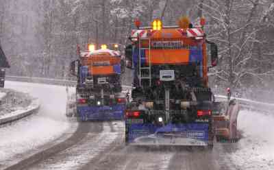 Verkehr steht auf A 4 in Hessen still: Schneechaos sorgt noch immer für große Probleme, Polizei und Autobahnmeisterei müssen Streckenabschnitte sperren, damit Winterdienst räumen kann: In beiden Richtungen der A 4 zwischen Bad Hersfeld und Wildeck Stillstand seit Mittwochnachmittag