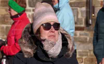 Kaiserwetter nach Schneechaos: Menschen stürmen Skilifte im Erzgebirge, Lifte völlig überlastet, tiefwinterliches Kaiserwetter im Erzgebirge mit sehr guter Fernsicht, Parkplätze in Skigebieten alle belegt: Hunderte Menschen tummeln sich auf den Skihängen im Erzgebirge, Menschen genießen Sonnenstrahlen