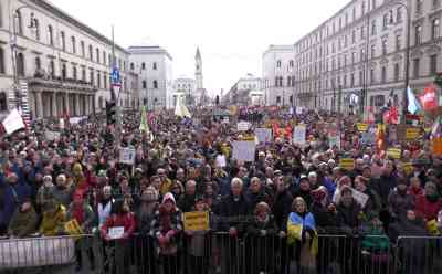 Mega-Großdemo in München gegen AfD: 100.000 Menschen demonstrieren gegen Rechts am Siegestor, riesiges Menschenmeer, enormer Zulauf zwingt Polizei Menschen zum Versammlungsplatz umzuleiten: Handynetz am Siegestor zusammengebrochen, ob Aufzug stattfindet war auf Grund der hohen Teilnehmerzahl noch unklar
