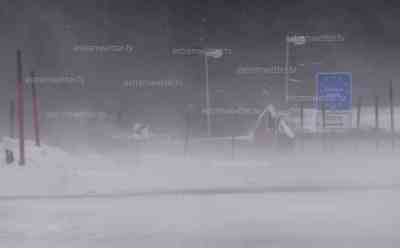 Sturm Iris wütet im Erzgebirge - Lifte stellen Betrieb ein: nach Kaiserwetter folgen Orkanböen, Skigebiet stellt zwei Lifte auf Grund des Sturms ein, starker Schneesturm, Voxpops von Touristen zum Sturm: Nach Schneechaos folgte Kaiserwetter und nun Tauwetter, Sturmtief Iris stellt Großwetterlage um