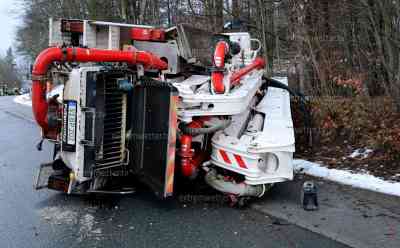 LKW Unfall mit 200.000 Euro Schaden: LKW kommt auf glatter Fahrbahn ins Rutschen und kippt um, LKW mit moderner Betontechnik fast Totalschaden: Fahrer blieb unverletzt, Straße für Stunden lang gesperrt, Feuerwehr im Einsatz