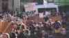 Demos gegen Rechts am Wochenende in Sachsen: Plauen startet ins Demowochenende am Tag des Gedenkens an die Opfer des Nationalsozialismus, ca. 1.000 Menschen versammeln sich auf dem Altmarkt: Redebeiträge und viele Menschen füllen den Altmarkt