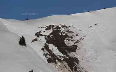 Lawinenabgänge bei Kaiserwetter: T-Shirt Wetter im Schnee - Ungewöhnlich warm in den Alpen – Frostgrenze auf über 3000 Meter wie im Sommer – Deutsche Touristen beim Sonnenbaden O-TÖNE – Überall Lawinenabgänge weil zu warm: T-Shirt-Wetter auf 2000 m Höhe - Deutsche Urlauber O-Töne: Es fühlt sich an wie im Frühling