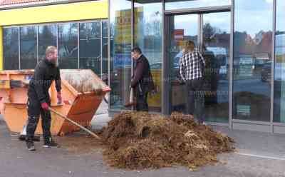 Ekliger Bauernprotest- Protest überschreitet Rote Linie! Mist vor Eingängen von Lebensmittelmärkten, Menschen müssen Seiteneingänge benutzen, Mist bis zu 1 Meter hoch direkt vor den Eingangstüren: Menschen finden Protest eklig, ekliger Protest überschreitet rote Linie, O-Töne von Anwohnern auf Parkplatz
