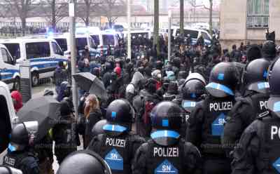 (UP)Neonaziaufmarsch in Dresden - Auseinandersetzungen mit Polizei, Pferdestaffel drängt Linksradikale zurück: Großer Gegenprotest in Dresden, Linksradikale stürmen Demoroute der Rechten: Massive Polizeipräsenz verhindert eine Konfrontation, Demonstranten werden eingekesselt und von Polizisten zu Boden gebracht