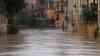Unwetter in Italien: Stadt versinkt in den Fluten - Gebäude und Straßen im Wasser, Heftiges Hochwasser nach extremen Dauerregen - 250 Liter Regen auf den Quadratmeter in kurzer Zeit gefallen: Weitere Regionen drohen zu überfluten - Menschen werden aus ihren Wohnungen evakuiert