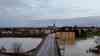 Hochwasseralarm in Norditalien: weltbekannte Brücke droht weggerissen zu werden, Gegend um Vicenza steht nach intensiven Regenfällen unter Wasser: Wasser steht bis an Brückenunterkante, Brücke für Verkehr gesperrt, Zivilschtzalarm ausgelöst
