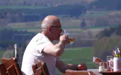 Turbosommer in Deutschland: Biergärten gut gefüllt, Menschen Essen und Trinken in Biergärten bei Sommerluft, Natur explodiert regelrecht bei Werten von über 20 °C: Auch im Erzgebirge überdurchschnittlich warm, Sonne wird kaum von Saharastaub getrübt