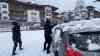 Wintereinbruch nach Hitzewelle: Wettersturz von über 20 °C in den Alpen, nach Hitzeintermezzo nun über 20 cm Neuschnee: 24 Stunden zuvor: Menschen baden bei sommerlichen Temperaturen in einem See bei Innsbruck