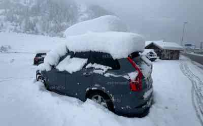 Wintereinbruch nach Hitzewelle: Wettersturz von über 20 °C in den Alpen, nach Hitzeintermezzo nun über 20 cm Neuschnee: 24 Stunden zuvor: Menschen baden bei sommerlichen Temperaturen in einem See bei Innsbruck