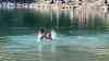 Wintereinbruch nach Hitzewelle: Wettersturz von über 20 °C in den Alpen, nach Hitzeintermezzo nun über 20 cm Neuschnee: 24 Stunden zuvor: Menschen baden bei sommerlichen Temperaturen in einem See bei Innsbruck
