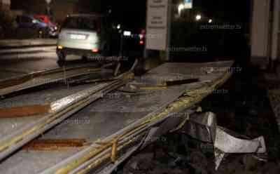  Sturm Yupadee deckt Dach in Hessen ab: orkanartige Böen fegen über Landkreis Hersfeld, Dach einer Firma in Bad Hersfeld abgedeckt: Zahlreiche Straßen im Umkreis wegen umgestürzter Bäume gesperrt
