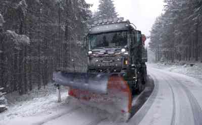 Starker Wintereinbruch im Thüringer Wald: Winterdienst muss ausrücken, spiegelglatte Straßen, dichtes Schneetreiben nach Sommerwetter, O-Ton Wanderer: „vor drei Tagen sind wir in kurze Hosen gelaufen, nun herrscht Winterwetter“: Wanderer werden von eiskalten Wetter und dichten Schneefällen überrascht, Winterreifenpflicht - Frühblüher vom Schnee begraben