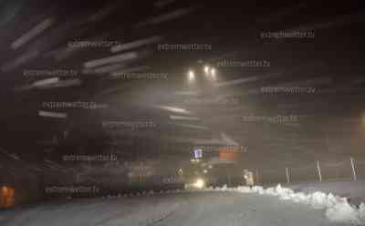 Massiver Wintereinbruch nach Hitze im Erzgebirge: Schneesturm, glatte Straßen - tiefster Winter zeigt enormen Wettergegensatz gegenüber den letzten Tagen, ohne Winterreifen Mittelgebirge nicht zu empfehlen: Über 5 Zentimeter Neuschnee im Erzgebirge, Straßen mehrere Zentimeter mit Schnee bedeckt, Winterdienst im Einsatz